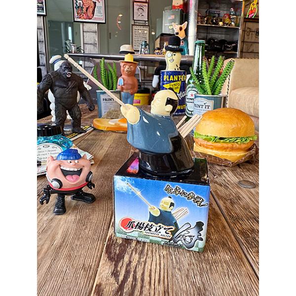 ダァァアアアア！刀を突き刺すサムライをモチーフにしたユニークな爪楊枝入れです。一目見てクスッとさせられるところがツボ！ボクら雑貨好きは食卓の上でも遊びゴコロを忘れないのが流儀！イチイチ面白いモノを探してくるのが雑貨好きなのよねー爪楊枝を刀代...