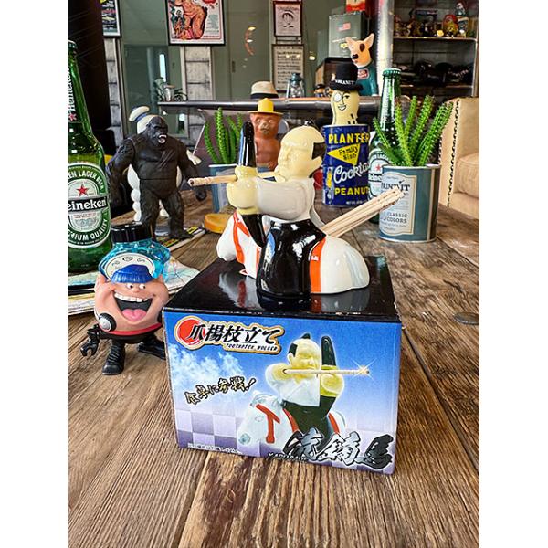 疾走する馬の上から的を射る武術流鏑馬（やぶさめ）をテーマにしたユニークな爪楊枝入れです。一目見てクスッとさせられるところがツボ！ボクら雑貨好きは食卓の上でも遊びゴコロを忘れないのが流儀！イチイチ面白いモノを探してくるのが雑貨好きなのよねー爪...