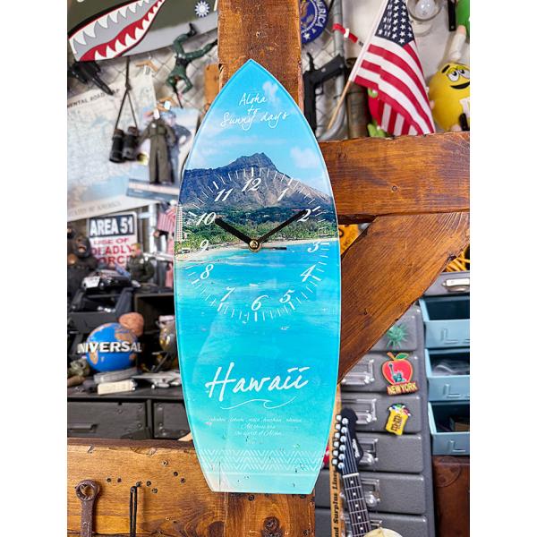 まるでハワイの海が目の前にある感じ！向こう側から気持ちいいハワイの潮風が吹いてきそうな・・・・そんなサーフボード型グラスクロックです。ラフな手書き風のサインアート文字で文字盤が描かれてるってところが遊び心あってイイでしょ？ハワイの独特のイー...