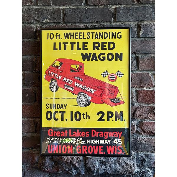 伝説のウィリーマシンアメリカのスピードスピリットが詰まった1枚！イエロー × レッドの強烈なコントラスト。そこに描かれたのはウィリー走行で観客を熱狂させた伝説のピックアップ「リトルレッドワゴン」です。1960年代 ダッジ A100をベースに...
