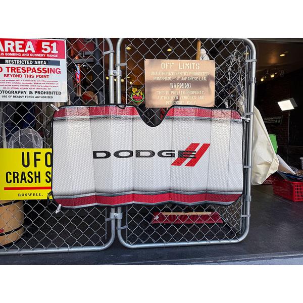 夏の炎天下車に戻った瞬間のあの地獄の熱気・・・・そんなドライバーの敵をアメ車魂でブッ飛ばす！「DODGE ELITE AUTO SUNSHADE」アメリカ本国で人気のバブルパネル式カーサンシェードです。分厚いアルミ断熱構造がフロントガラスか...