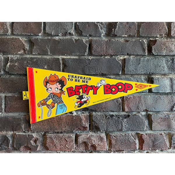 その昔 アメリカ人の旅行のおみやげの定番アイテムが各地の名所が描かれたペナントでした。今では当時のペナントがヴィンテージ市場に出回ってコレクターたちに高値で取引されたりしてます。そんな懐かしいペナントを企業キャラでリバイバルしたっていうアメ...