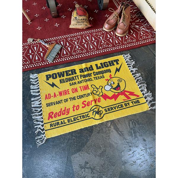 所さんの好きなキャラとしてアメ雑好きの間ではすっかりと有名になりました！レディキロワットが描かれたコットンマットです。昔のアドバタイジングがモチーフになっていてお店の入口にそのまま飾ってありそうな雰囲気がたまらないの！フロアに巨大な看板を飾...