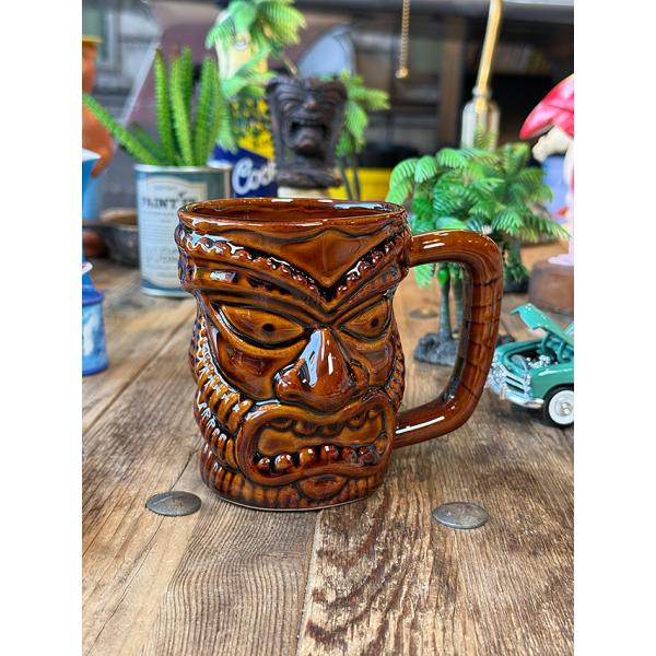 ハワイアンアンティークでよく目にするティキマグをモチーフにした3Dマグです。ツヤ感といい ゴツゴツとした立体感といいんーこれを作った人は良いセンスしてるわ！これだけデキがイイと棚に飾ってるだけでも絵になっちゃうもん！マグとしてだけでなくデス...