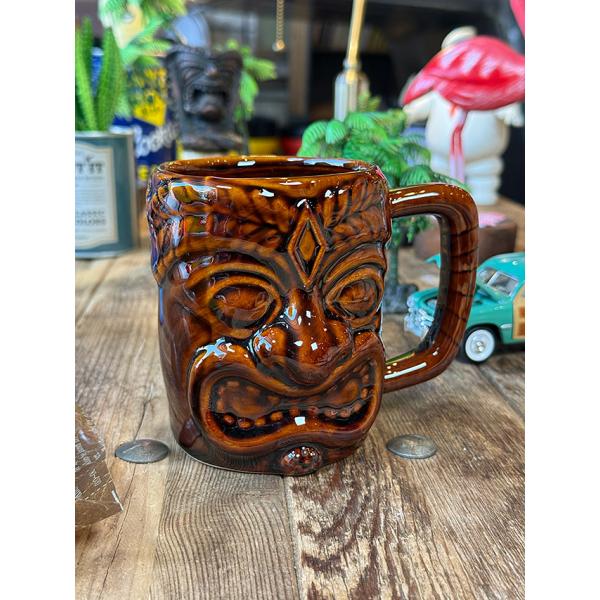 ハワイアンアンティークでよく目にするティキマグをモチーフにした3Dマグです。ツヤ感といい ゴツゴツとした立体感といいんーこれを作った人は良いセンスしてるわ！これだけデキがイイと棚に飾ってるだけでも絵になっちゃうもん！マグとしてだけでなくデス...