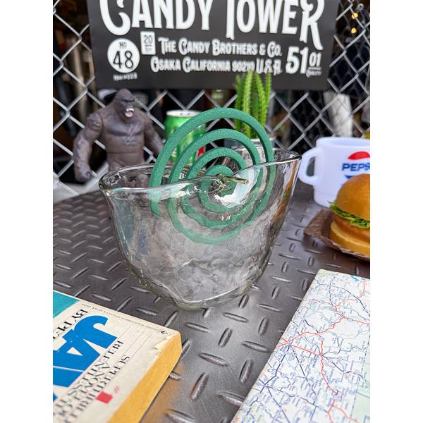 まるで金魚鉢を置いてあるかのようなこの涼しげな見た目にみんな惹かれます！夏の屋外活動で欠かせない蚊取り線香だけど見た目はやっぱりもっさいよねーそれをね こんなにもオシャレにしちゃうんだからホントに感心ですよ！凹凸が個性的なデザインのガラス製...