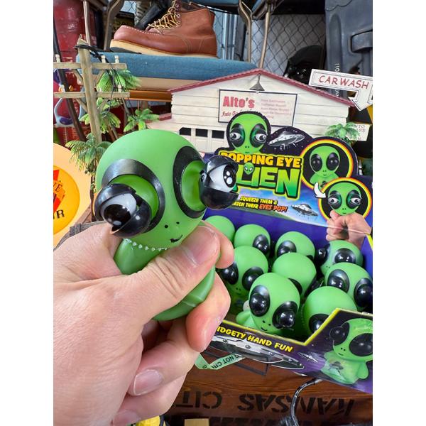 宇宙人を捕まえて お腹をギュッと押すと目玉ボヨヨーン！ひゃー くだらねー（〃￣▽￣〃）コイツ最高だ！お祭りのテキ屋とかで見つけそうなアイテムってところが個人的にツボです。やっぱりねー こういうのに ついつい食い付いちゃうのがアメリカ雑貨好き...