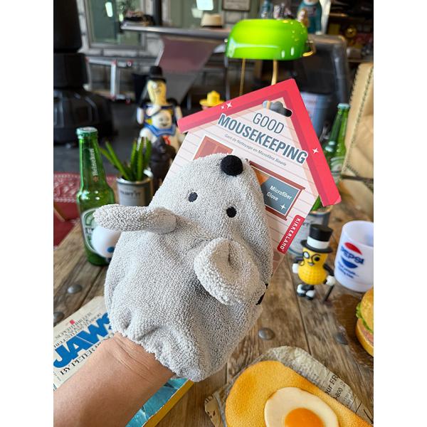 アメリカの商品って夢があるんだよなー面倒な掃除も ちょっとしたイベントに変えてくれるのがこのネズミのハンディモップ グッドマウスキーピング！手袋みたいにはめてあとはフキフキするだけ！マイクロファイバータオルがホコリをキャッチしてピカピカにし...