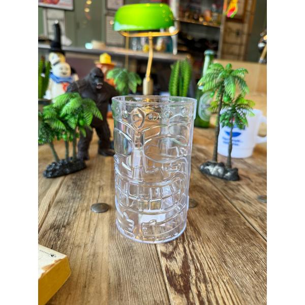 最高ですね この雰囲気！カリフォルニアのビーチバーをそのまま切り取ったようなテーブルの上に並ぶのはプラスチック製ティキグラスです。軽くて割れないのにちゃんと「ガラス感」があるから チープじゃないの！しかも 光が当たると顔の彫りがキラッと反射...