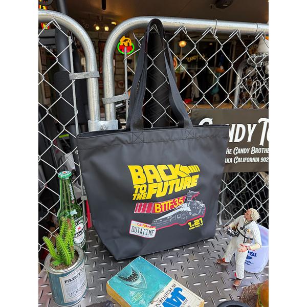 ボクらアメリカ好きの神映画と言えばコレっしょ！「バック・トゥ・ザ・フューチャー」のタイトルロゴに映画の象徴的存在でもあるタイムマシン デロリアンを描いたオフィシャルトートバッグ！肩に掛けるとテンション上がらずにはいられないヤツです。特徴的な...