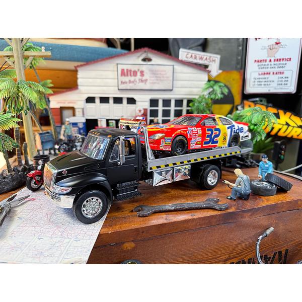 Jada　インターナショナル　デュラスター4400　フラットベッド　ダイキャストミニカー　1/24　(ブラック)　積載トラック　キャリアカー