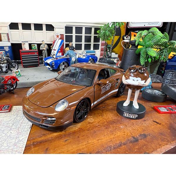 Jada　M&M's　ブラウン　2007年　ポルシェ　911ターボ　ダイキャストミニカー　1/24　（ブラウンのフィギュア付き）　エムアンドエム