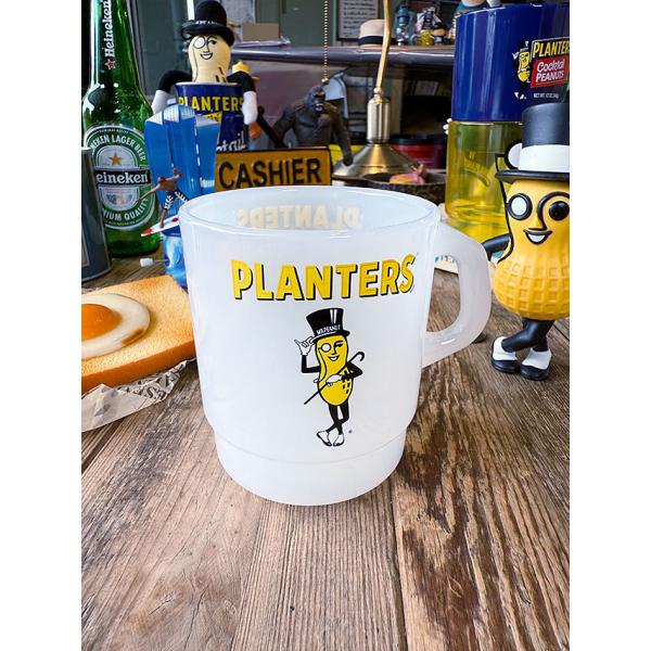 昔のノベルティとかでもらえそうなミスターピーナッツの可愛いスタッキングマグ！ピーナッツ好きな私は 待ってましたよ！ちょっとキザでニヒルな表情がアメリカンキャラっぽくてたまらんのです。マグ本体は人気のファイヤーキングのマグをそのまま型取った形...