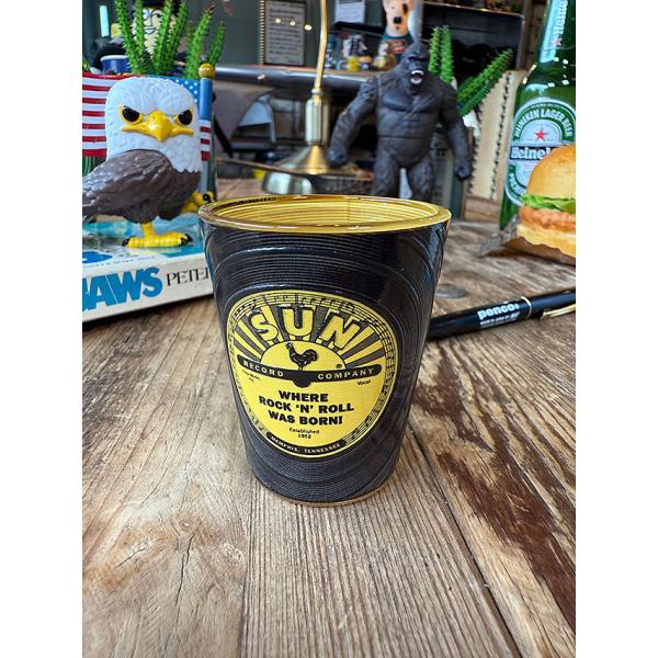 あのエルヴィス・プレスリーを誕生させたロックンロール発祥のレーベル サンレコードからロゴ入りのオフィシャルショットグラスが登場です。メンフィスのギフトショップ向けに用意されたスーベニアアイテムをゲットして日本まで運んで来ました！レコードその...