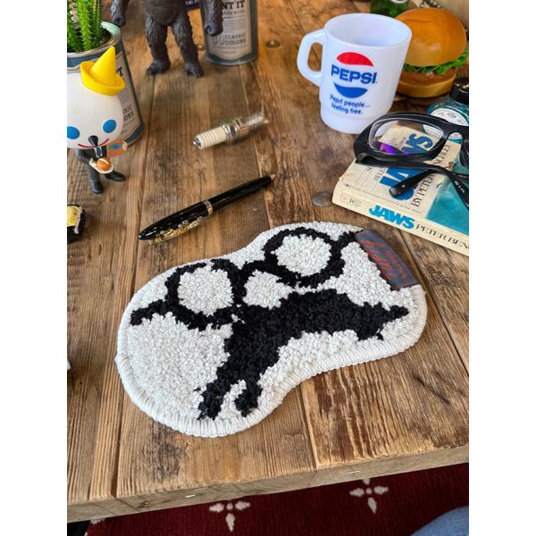 「メガネをちょっと休ませてあげよ！」デスクの上って 意外とメガネの居場所ないんですよねー本の上？ ペンの横？…どこも落ち着かないそんなアナタにオススメしたいのがこの「メガネ専用お昼寝マット」ポストジェネラルがつくるこのアイテム見た目はラグみ...