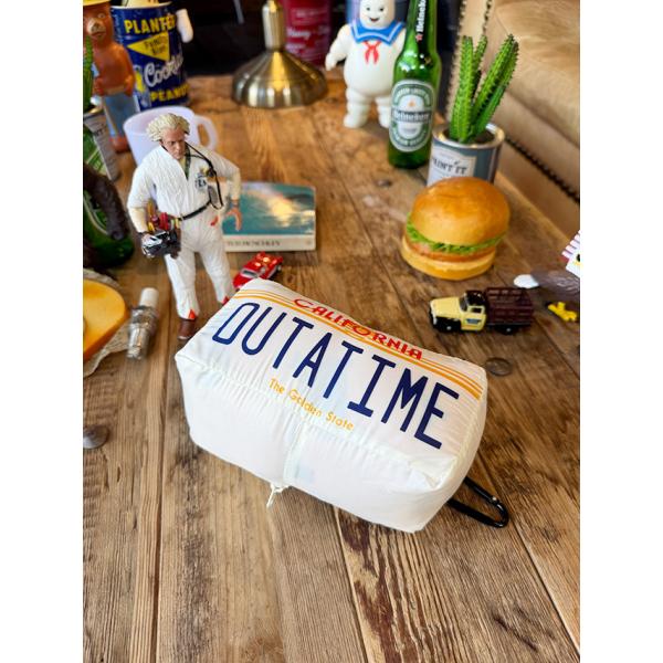 「デロリアン 持ち歩けます。」ヤバい これは完全にタイムスリップ案件！「バック・トゥ・ザ・フューチャー」ファンならニヤけずにはいられないデロリアン総柄ブランケットが登場ですよーしかも収納袋はあの「OUTATIME」ナンバープレート柄だし！持...