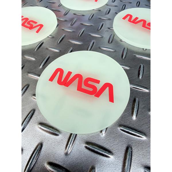 あのNASAロゴがドンッと入ったシンプルでクールなコースター！と思いきやただのコースターじゃないんですよ！そう 暗闇で光る「蓄光仕様」なんです。あー 楽しすぎる！日中の光を吸収し電気を消して真っ暗にすると フワーッと光るんですよ！やばくない...