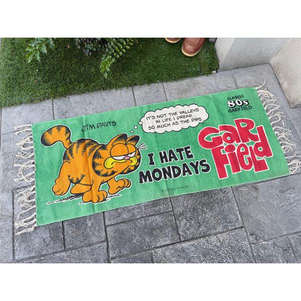 怠け者で皮肉ばかり言ってるんだけど・・・・どうにも憎めないヤツ！ガーフィールドのコットンマットです。昔テレビで観てて「うわー 懐かしい！」って人も少なくないのでは？知ってる世代としては やっぱりガーフィールドを飾ると「昔が懐かしい」って気持...