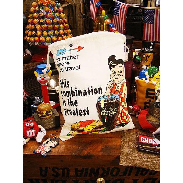 ポップテイスト満点のアメリカンカンパニーロゴが入ったキンチャク袋です。これまで小さなサイズがリリースされて好評だったのを受けて、待望のLサイズがついにお目見えとなりました。子供の頃に誰もが愛用してたキンチャク袋ですが、今になって使ってみても...