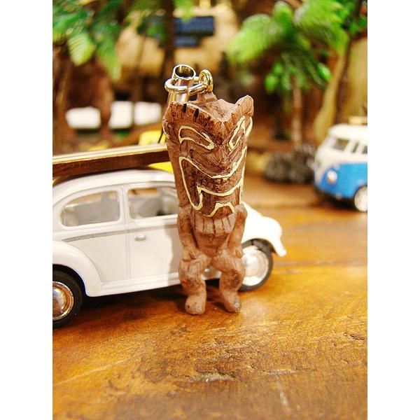 ワンポイントでペイントが入ってるのが特徴のアイランドスタイルティキの携帯ストラップです。身につけていると幸運を運び込んで来てくれると信じられてるハワイの神様で、金運や幸せ、癒しなどなど・・・・それぞれに意味を持つ個性的な姿をしています。ハワ...