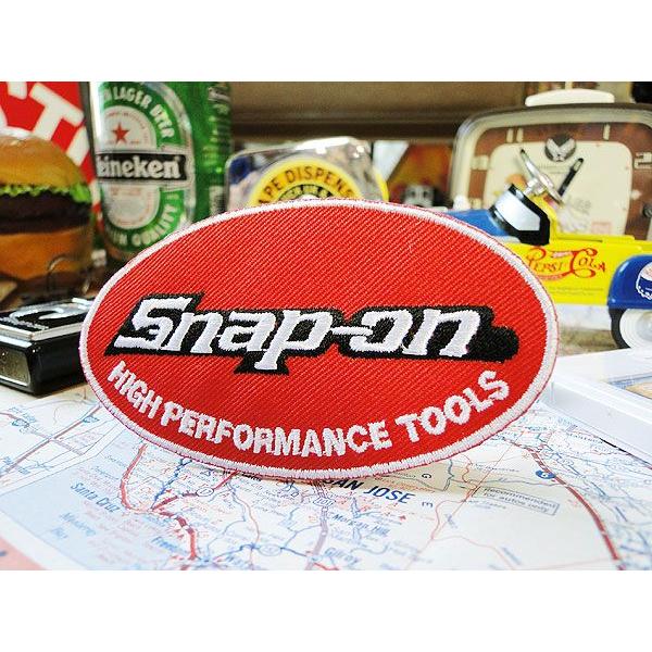 スナップオンのカリスマロゴをワッペンにしたカスタムにはもってこいのヤツ！これさえあれば、無地のアイテムがオリジナルスナップオングッズへと変身しちゃうって頼もしいヤツですよ！デザインはオーバルのエンブレム仕様になっているので、ネームタグ風に付...