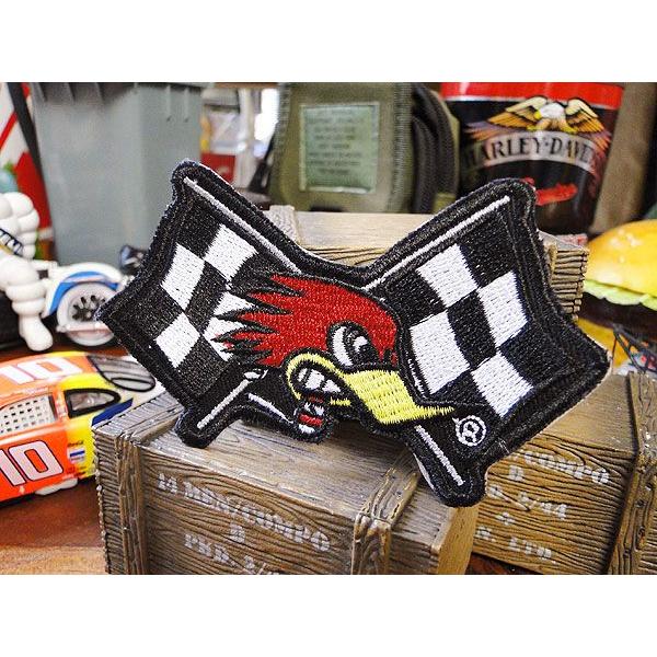 サーキットの爆走バード、クレイスミスのレーシングワッペンです。実は実はこのキャラのトレードマークとも言える赤髪のトサカに、ガッポリとくわえた葉巻は創業者クレイ・スミス氏をモデルにしたデザインなんです。そんなエピソードを知るともっと好きになる...