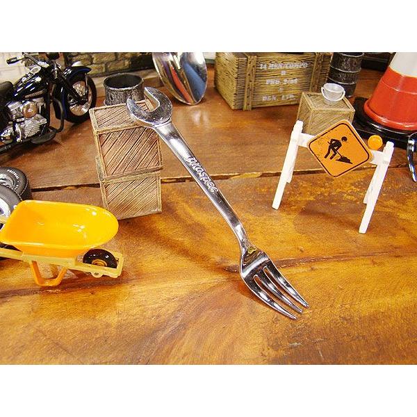 日本のステンレス職人さんが本気で遊んだらこうなるのだ！工事現場で見かけるスコップやスパナをモチーフにしたおもしろスプーンとフォークです。 こういうことは本来ならアメリカ人が超得意なんだけど、まだまだ日本人の遊び心も捨てたもんじゃありません。...