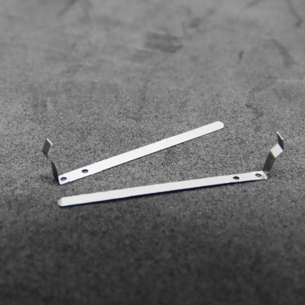 KATO製の車両に差し込んで利用する集電用の銅板です。材料はリン青銅で、ニッケルメッキがされています。純正品と同じように利用出来ます。旧タイプの動力車に対応するための穴が2カ所空いています。30両分（60本）入りです。半田付けをする場合には...