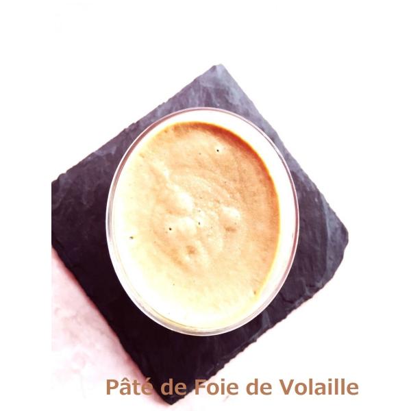 当ビストロでも定番メニューの一品。ワインを召し上がるお客様にオススメしているレバーパテです。鶏のレバーのなかでも特に脂肪を蓄えたフォアグラのような状態の白レバーをつかったパテ。レバーのクセを抜くために一晩ブランデーや牛乳でマリネし、スチーム...