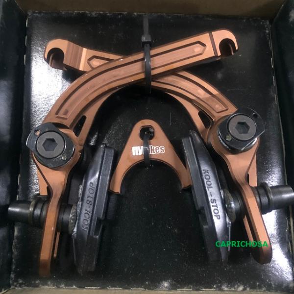 FLAYBIKES REAR BRAKE CHAINSTAY  /  COFFE素材：アルミカラー：COFFEE （濃いブラウン）削り出されたアルミニウムが美しい最軽量ブレーキ。チェーンステー取り付けタイプ。【送料P 10】新品商品でも、入...