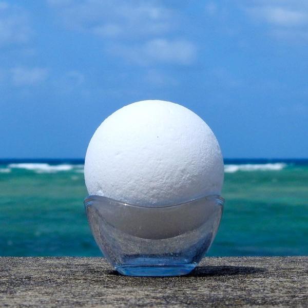 島で塩を購入しバスソルトとしても活用しているというお客様の声を基に商品開発してできたのが、このバスボム。入浴剤としての効果を整える温泉成分と、香りにはシークヮサーの精油、新月の塩をバランス良く配合しております。希少な新月の塩がたっぷり入って...