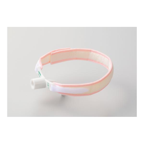 【入数】10本入り【特徴】●柔らかく幅の広いバンドで、やさしく気管切開カニューレを固定します。●国産のカニューレホルダーです。カニューレは付属しておりません。●(社)繊維評価技術協議会のSEKマーク認証を取得した抗菌・防臭加工の生地を使用し...