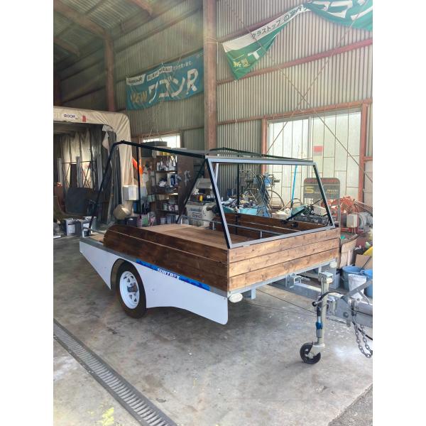 サントレックス製マルチトレーラー慣性ブレーキ付き最大積載量　350KG軽4ナンバー展示車両のため、ナンバー取得済みです。トレーラーの牽引には牽引車両を保有していることを証明する必要があります。購入前に牽引できるかどうかを確認しますので、牽引...