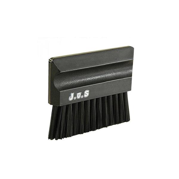 雨天でも使える、全天候型のブラシです。ベース上の泥や土の除去にオススメです。