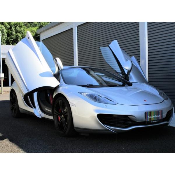 MP4-12Cスパイダー 3.8 D車　赤黒コンビ内装