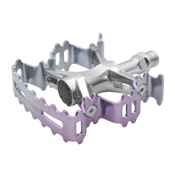 ・個性的かつ合理的なフォルムのグリップ力が高いペダル・プレートがオーロラのようにグラデーション変化・複数のプレス曲げで成形された、波打つようなフォルムのアルミ合金製プレートを採用・幅広い踏面を確保しつつ、MKSの同サイズのペダルと比較して最...