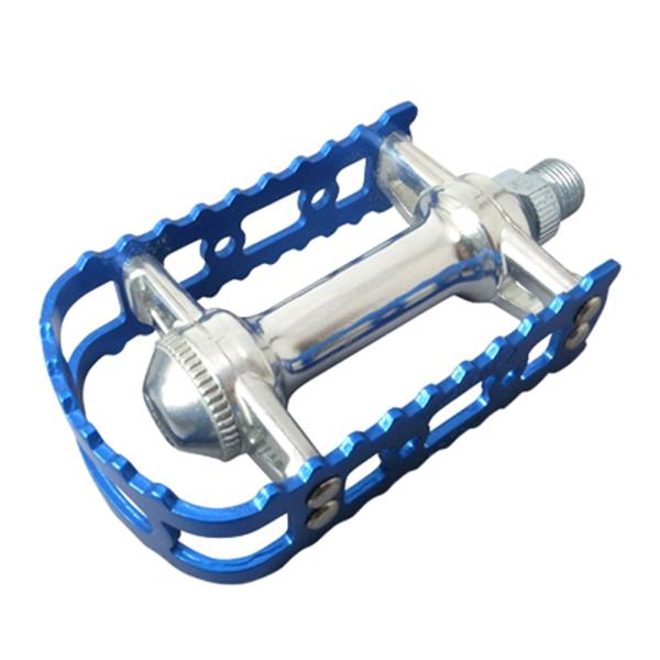 ・1970年代にアメリカ完成車メーカーに採用された人気製品の復刻モデル・ヴィンテージ感漂うシンプルなデザインで、BMXやMTBにおすすめ・両面踏みタイプのワイドな側板で街乗りでも安心・側板は美しい仕上がりのアルマイトカラー・回転性、耐久性、...