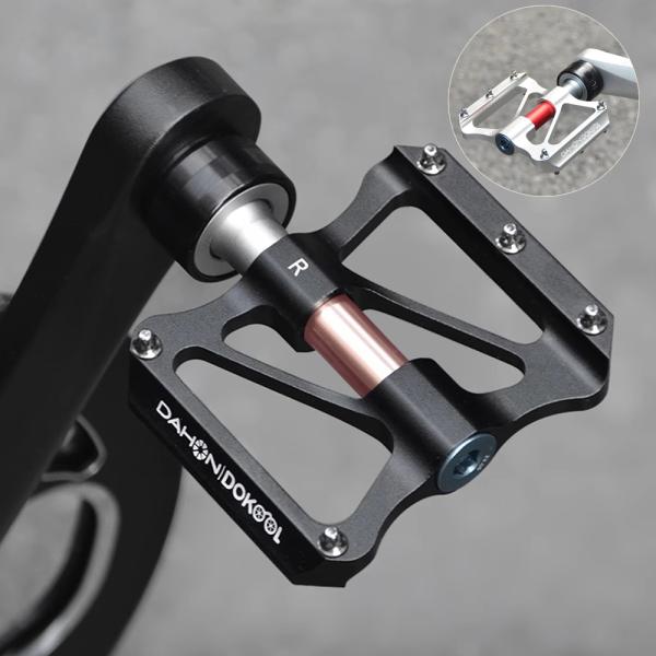 商品： DAHON　着脱式　シールドベアリング　自転車ペダルカラー：　ブラック／シルバーサイズ：　長さ10.5cm × 幅8.2cm　　　　　厚み1cm（フラット面 スパイク除く）口径：　14ｍｍ重量：　161g × 2個適用：　汎用経口で...