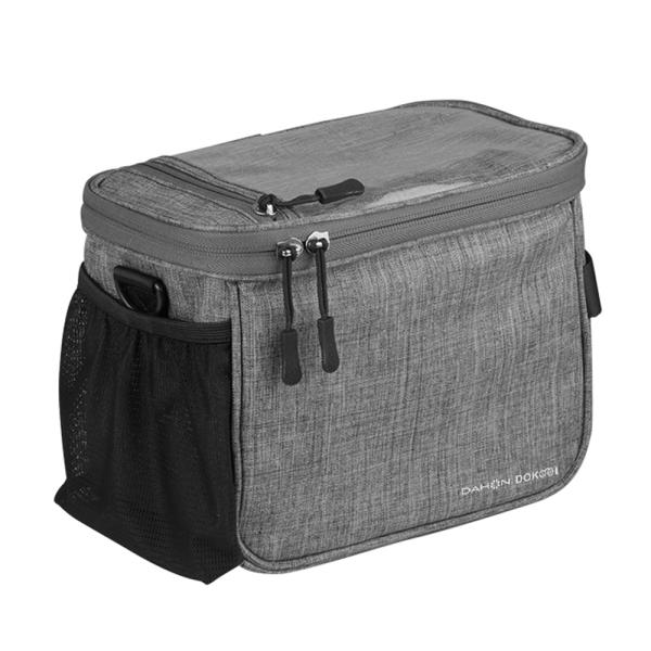 DAHON のロゴ入りハンドルバーバッグバッグ上面のクリアポケット裏側にコード通し穴あり。画面が見える状態でスマホ充電可能です。取り付けタイプ：ベルクロサイズ目安：200×130×160ｍm容量約:約4L重量目安：約290g防水仕様 / シ...