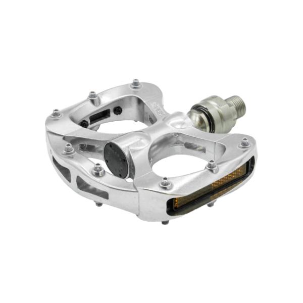 ・人気モデル「GAMMA」よりもさらに幅広な踏面を確保するため、C型のアルミダイカストパーツを組み込んだスパイクピン付きペダル・オートマチックリターンメカニズムにより工具不要でペダルを簡単に脱着できるMKSオリジナル機構「イージースーペリア...