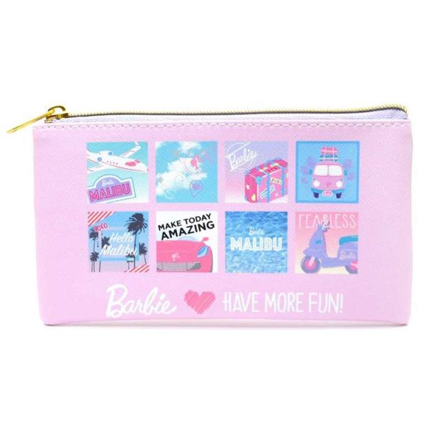 〔Barbie〕大人の女性に高く支持されているバービーからキュートなフラットポーチが登場☆【サイズ】約H100×W190×D10mm【素　材】PVC、ポリエステル※　画像はあくまでも商品イメージになります。実際の商品と色や仕様が異なる場合が...