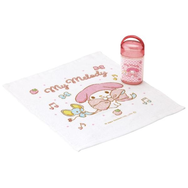 ［商品仕様］行楽や普段使いに便利なおしぼりとケースのセット。 開けやすいように持ち手が付いたケースです。 濡れたおしぼりを凍らせてお弁当と一緒に持つと保冷剤代わりになっておすすめです♪名前シール付き。 【サイズ】 ケース：約W58×D44×...