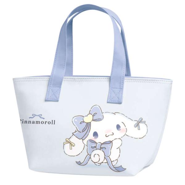 ［商品仕様］【パッケージサイズ】約H170×W310×D120mm【素材】表地：合成皮革　裏地：アルミ蒸着ポリエチレン　内ポケット：ポリエステル【生産国】中国【仕様】内側保冷素材［特記事項］※画像はあくまでも商品イメージになります。実際の商...