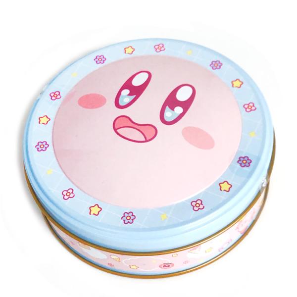 ［商品仕様］缶にチョコを詰め合わせた商品です。【サイズ】約W125×H125×D50mm【重量】約140g【賞味期間】210日※ショッパーバッグは付属しません。［特記事項］※画像はあくまでも商品イメージになります。実際の商品と色や仕様が異な...