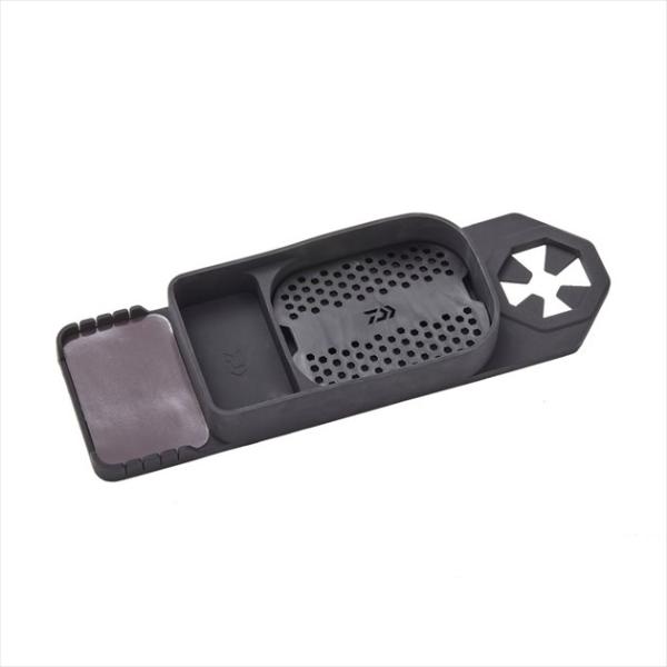 船べりにセット！船釣り専用設計のエサ用トレイ！■ダイワチョイ置きホルダー（別売）で固定力をUPさせる専用設計。■エサの水切りができるスノコ付き。■替え針や仕掛けのハリスを仮固定できるスリット付き。■オモリを一時的に置いておけるシンカースペー...