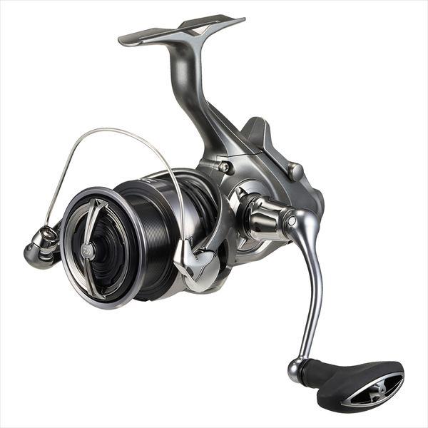 エアドライブローターを搭載し、より軽快な操作性を追求したヤエンリール。新型エアドライブローター、エアドライブベール（ワイヤータイプ）によりローターユニットの軽量化を実現し、リール全体の軽量化に貢献。エアドライブローターでより軽快な「巻く」「...