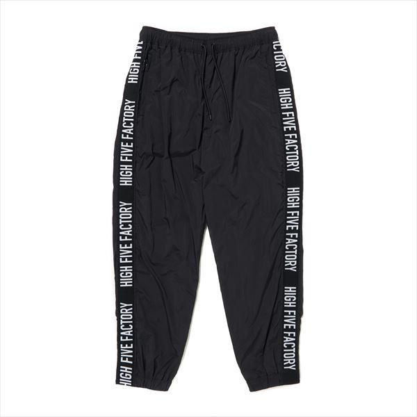 さらりとした手触りの柔らかい撥水ナイロン地とゆったりしたサイジングで快適な着用感が特徴のナイロンパンツ。シンプルなデザインのため着回ししやすく、街着からアウトドアまで幅広く活躍する1着です。