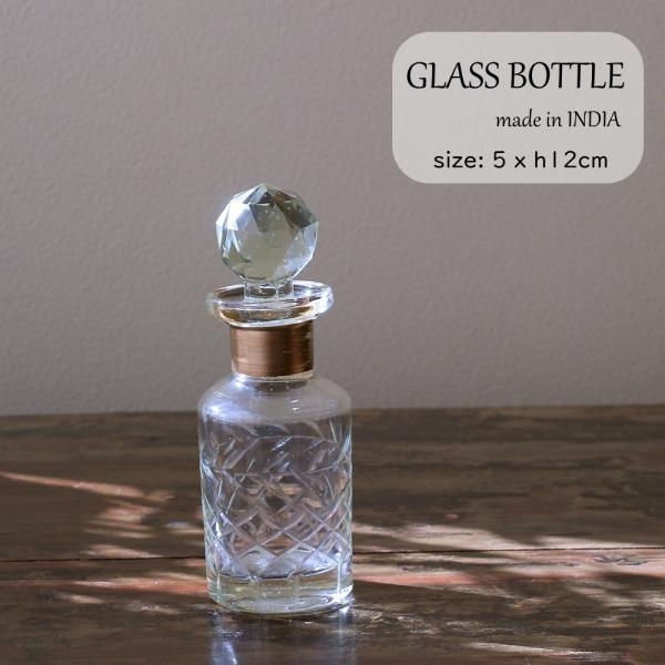 商品詳細【全体サイズ】　幅 5　奥行 5　高さ 12cm【素材】本体：　ガラス【重量】160g【お願い】※写真と現物の色味や質感が、多少異なる場合がございます。差が出ないように努めておりますが照明や環境また、お客様がご覧頂いております画面等...