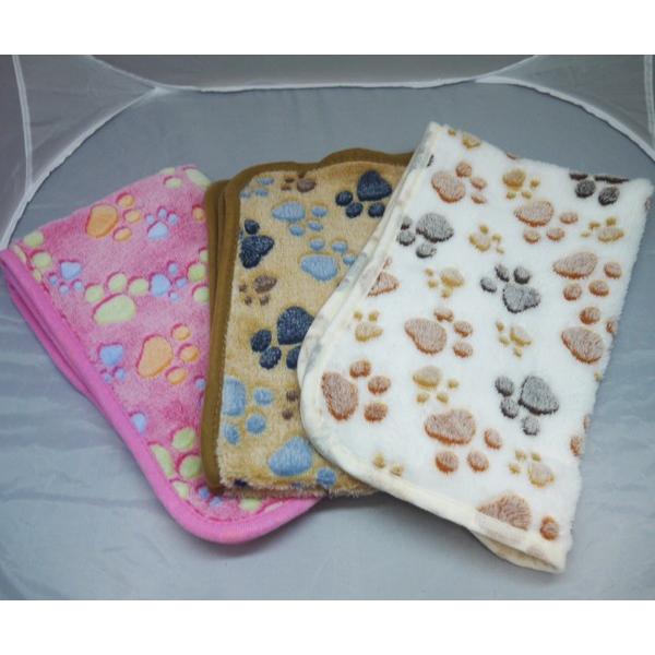 可愛い足跡柄の毛布ですが少し薄地です。裏面にはプリントございません。乳のみ猫の育児には欠かせないアイテムです。お母さん猫に感触が似ているので赤ちゃん猫がとても安心し安定します。サイズ：約60×40cmカラー：ピンク・ブラウン・ホワイトからお...