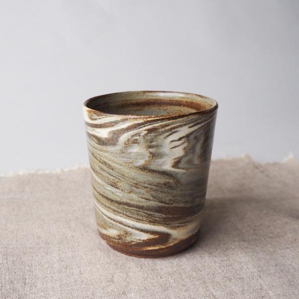 ◆練り込みマーブルカップ丹波の赤土と京都の半磁器の土がマーブルに練り込まれた土の色が美しいカップ。表面に薄くガラス釉が施されているので、清潔感もあり、使いやすいカップです。色は白とグレーのマーブル。釉薬が薄い部分は赤みの茶色と白のマーブル。...